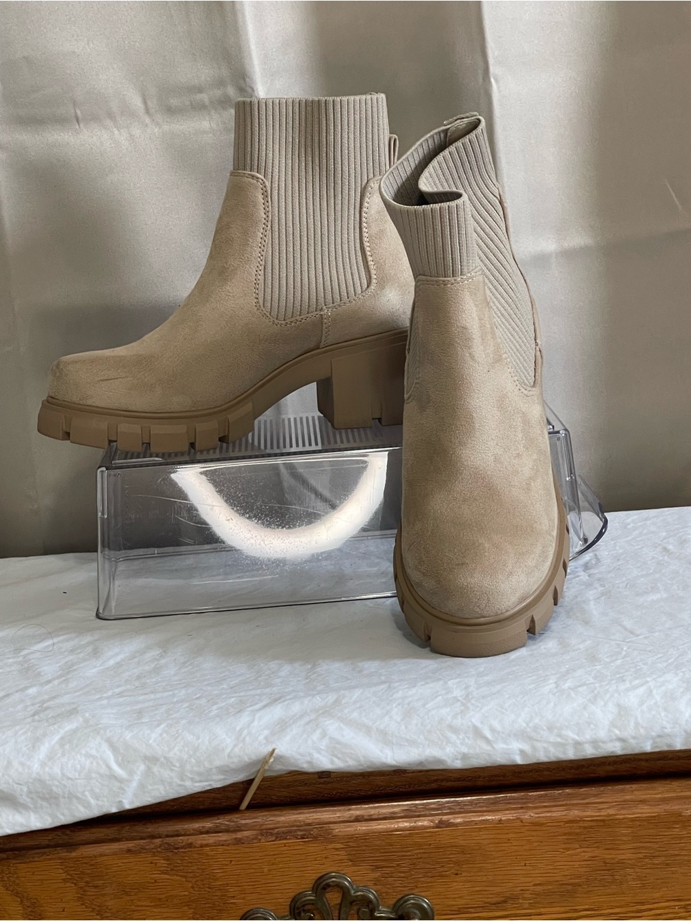 Soda Taupe Ribbed Chelsea Lug Sole  Ankle Boots size 7.5 EUC NIB